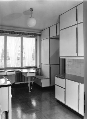 Moderne Küche, Sitztruhe und Arbeitsplatz am Fenster