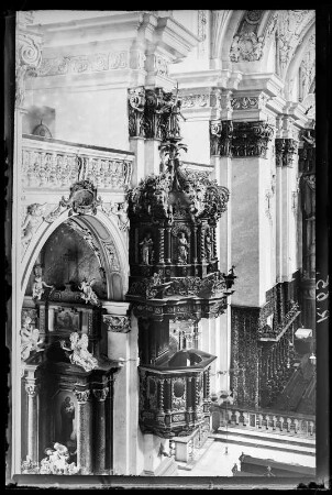 Österreich, Linz. Jesuitenkirche zum Heiligen Ignatius, Inneres mit Kanzel