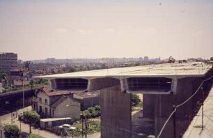 Autobahnbrücke, nördlich von Paris