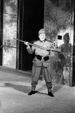 Szenenbilder aus "Der brave Soldat Schwejk", Oper von Robert Kurka nach Jaroslav Hašek mit Libretto von Abel Meeropol (Lewis Allan). Komische Oper Berlin, 05.03.1960 (Erstaufführung 06.03.1960) : Mit Werner Enders als Schwejk