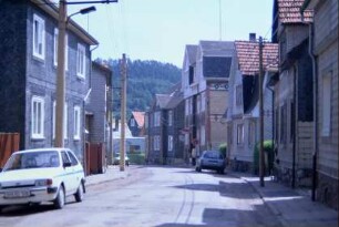 Ortsstraße, beidseitig Gebäude