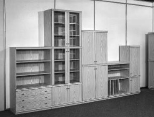 Anbauwand : Leipzig. Leipziger Herbstmesse (Vormesse), 1986. Anbauwand. Holz, folienbeschichtet in Kiefernholzoptik (1986; VEB Möbelkombinat Berlin (MKB))