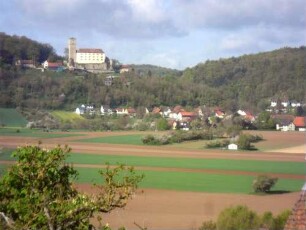 Stadtbild-Ansicht nach Westen mit Neckartal und Schloss Guttenberg über Neckarmühlbach