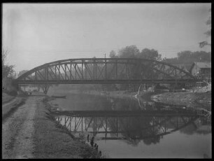 Bahnbrücke über Fluss (vermutl. östliche Donaubrücke in Sigmaringen)