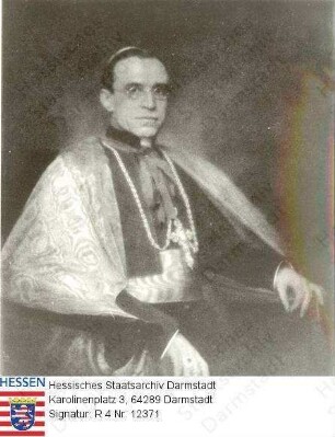 Pius XII. Papst (Pacelli, Eugenio) (1876-1958) / Porträt, sitzend, Kniestück