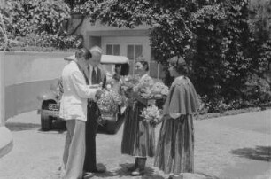 Reisefotos Madeira. Der Fotograf Franz Grasser mit einem anderen Fotografen und zwei Frauen in Tracht, Blumensträuße haltend