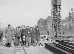 Carola-Brücke Dresden, Sprengung des alten Brückenträgers am 7. März 1952 [Archivtitel]