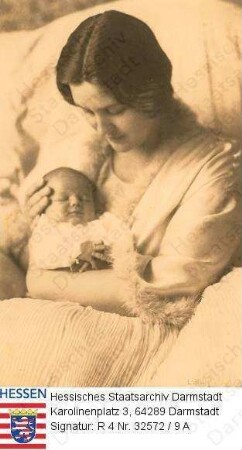 Cäcilie Erbgroßherzogin v. Hessen und bei Rhein geb. Prinzessin v. Griechenland (1911-1937) / Porträt mit Sohn Prinz Ludwig (1931-1937) als Baby, Halbfigur