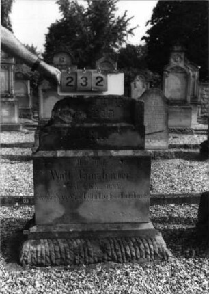 Grabstein 232 (Index: 99796979) Material: Sandstein Zustand: Stele weggebrochen, leicht verwittert Maße HxBxT: 94x66x32 cm Beschreibung: Stele, Sockel: Grabstein 232