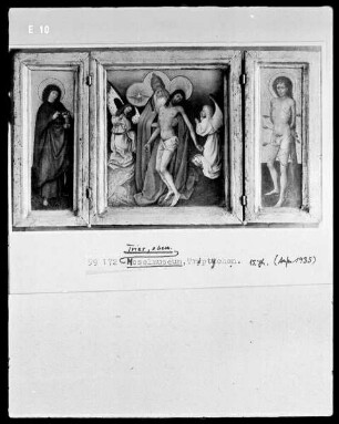 Die heilige Dreieinigkeit (Mitteltafel), flankiert vom Apostel Johannes und dem heiligen Sebastian
