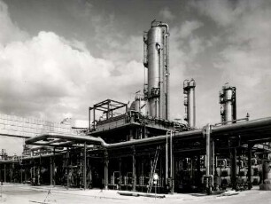 OMW - Oberrheinische Mineralölwerke. Erinnerungsalbum für OB Günther Klotz über die Errichtung und bauliche Entwicklung der Ölraffinerie - Raffineriegelände