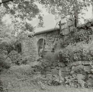 Lengenfeld-Plohn, Plohner Hauptstraße 9/11. Rittergut Plohn (nach 1804), auch Burg Plohn (nach 1633). Burgmauer mit Pavillon