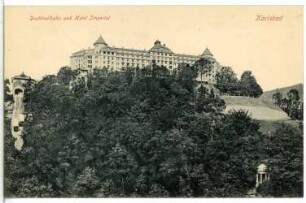 Karlsbad. Drahtseilbahn und Hotel Imperial : Karlsbad. Hotel Imperial (1910-1912; Ernest Hébrard). Ansicht mit Trasse und Bergstation der Drahtseilbahn in Betrieb (Standseilbahn Slovenská–Imperial; 1910-1912, 1959 stillgelegt), vorn rechts Dorotheen-Tempel von 1791
