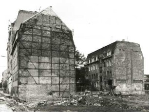 Dresden-Friedrichstadt, Friedrichstraße 26. Wohnhaus mit Hinterhaus. Blick über die Baulücke Nummer 24 gegen Giebelseiten