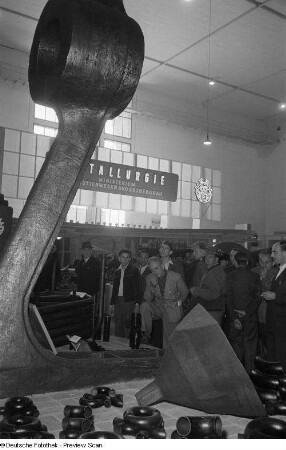 Besucher betrachten Exponate in der Sektion Metallurgie, Technische Messe 1953