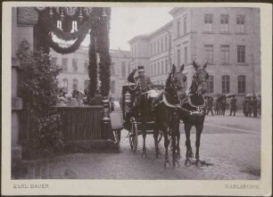 Großherzog Friedrich I. und Großherzogin Luise vor zweispänniger Kutsche.