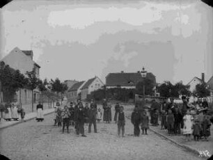 Blick aus der Seebener Straße, an der Mündung des Angerweges, heute Krosigkstraße. Linke Bildseite: Seebener Straße 17 (alte Nummer), rechte Bildseite: Seebener Straße 48, Seebener Straße 49, Seebener Straße 50. Das Haus mit Vorgarten, quer stehend, gehört zum Angerweg (Angerstraße)