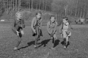 Kinder beim Spielen : Tanzende Mädchen