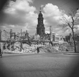 Dresden nach der Bombardierung vom 13./14. Februar 1945. Straßenbild mit Ruine, Friedrichsring 17/Ecke Seestraße. Blick zur Kreuzkirche