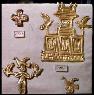 Athen. Archäologisches Nationalmuseum. Goldbleche aus Schachtgrab III von Mykene. Nackte Göttin mit Tauben, Kultfassade mit Tauben