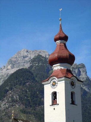 Lofer - Kirchturm und Steinberge : Der Kirchturm, im Hintergrund die Steinberge. Aufgenommen in Lofer am 19. Juli 2011