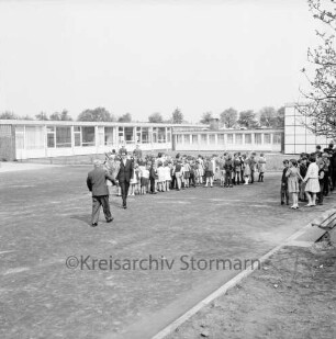 Dörfergemeinschaftsschule: Einweihung: Einzug der Schulklassen auf das Schulgelände: im Hintergrund Schulgebäude
