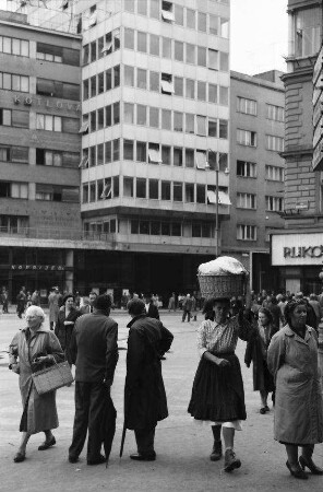 Zagreb, Agram: Mädchen mit Korb, im Verkehr