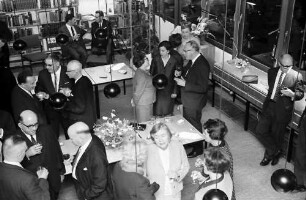 Freiburg: Amerikahaus, Gäste in der Bibliothek, von oben