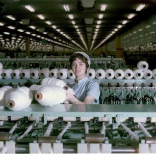 VEB Baumwollspinnerei Leinefelde. Bedienerin an einer Spinnmaschine : Leinefelde. VEB Baumwollspinnerei Leinefelde. Bedienerin an einer Spinnmaschine