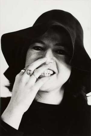 Die Künstlerin Eva Hesse in ihrem Atelier in der Bowery