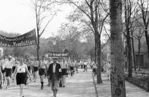 Arbeitersportlerinnen und Arbeitersportler mit Transparenten "Für Arbeit und Brot" und "Rote Sportler sind Soldaten der Revolution" in Dohna