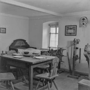 Rat des Kreises : Oberlausitz. Unbekannter Ort, Museum. Bauernstube mit gedecktem Tisch, Bett und Spinnmaschine