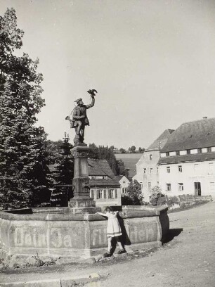 Falknerbrunnen. Sandstein (1912; R. Hölbe). Lauenstein, Markt
