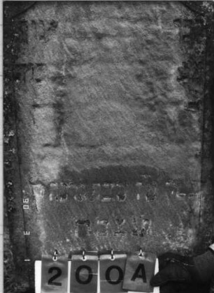 Grabstein 200 (Index: 100115004) Material: Sandstein Zustand: sehr stark verwittert mit sehr starkem Textverlust Maße HxBxT: 146x58x11 cm Beschreibung: Stele mit Hufeisenbogen, verwitterte Darstellung im Giebel: Grabstein 200A