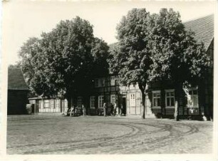 Hansestadt Werben (Elbe)-Behrendorf. Blick gegen ein Wohnhaus, wohl die Hofansicht eines Gehöfts.