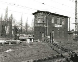 Dresden-Neustadt, Schlesischer Platz 1. Bahnhof Dresden-Neustadt. Stellwerk W 4 zwischen Gleis 8 und Abzweig zum Güterbahnhof Dresden-Neustadt. Links Wasserkran der früheren Lokeinsatzstelle