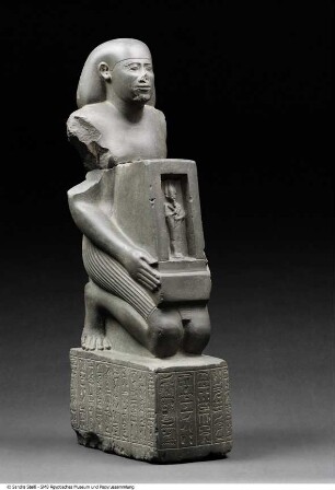 Kniefigur des Offiziers Nacht-Hor-heb (Nachthorheb) mit einem Bildnis des Gottes Osiris im Naos (Naophor)