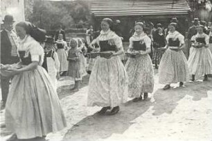 Hochzeit in Wittichenau : Gesellschaftliche Volkskultur - Sitten im Laufe des menschlichen Lebens - Hochzeit. Ort: Kulow / Pfarrgemeinde Wittichenau. Mädchen beim Auftragen der Speisen zur Hochzeit.
