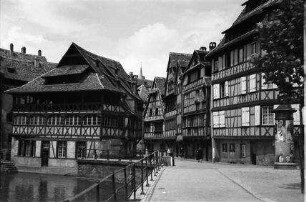 Straßburg: An der Schleuse, Fachwerkhäuser, am Eingang zum Pflanzbad
