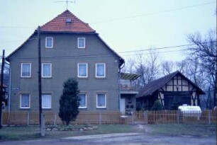 Wohnhausgiebel mit Krüppelwalmdach, Nebengebäude