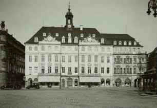 Dresden. Altes Rathaus und Löwen-Apotheke : Dresden-Altstadt, Altmarkt. Altes Rathaus (1741-1745; J. C. Knöffel, J. G. Fehre) und Löwen-Apotheke (1913-1914; H. Erlwein, G. Wrba)