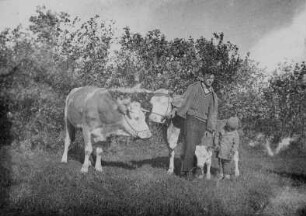 Mann und Kind beim Kühe hüten : Mann und Kind beim Kühe hüten