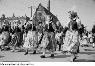 Demonstrationsteilnehmer in Trachten