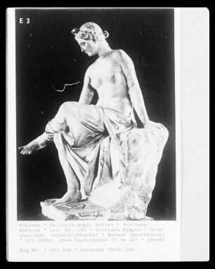 Sitzende Nymphe
