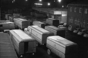 Freiburg: Anstehende Postwagen zum Ausladen
