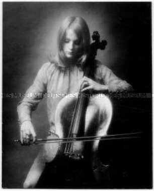 Mädchen spielt auf einem Cello (Altersgruppe 18-21)