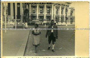 Paar aus Bayern vor der Wiener Oper