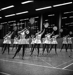 Kreissportverband (KSV) Stormarn e.V. : Stormarnhalle: 25-jähriges Jubiläum: Festveranstaltung: Vorführung der Gymnastikgruppe der Edith-Jahn-Schule in Glücksburg mit Tambourins: Abend: 20. Oktober 1972