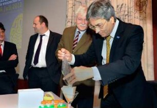 Pressekonferenz. Dirk Hilbert, Erster Bürgermeister Dresdens, Prof. Dr. Thomas Bürger, Generaldirektor der SLUB, und Prof. Dr. Hans Müller-Steinhagen, Rektor der TU Dresden, bei dem Experiment "Wie gewinnt man mit einfachsten Mitteln die DNA einer Banane?"