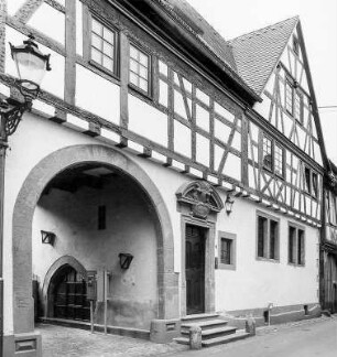 Fachwerkwohnhaus; Seligenstadt, Große Rathausgasse 5 (ehem. Gr. Rathausgasse 1/3), Marktplatz 15, Marktplatz 1
